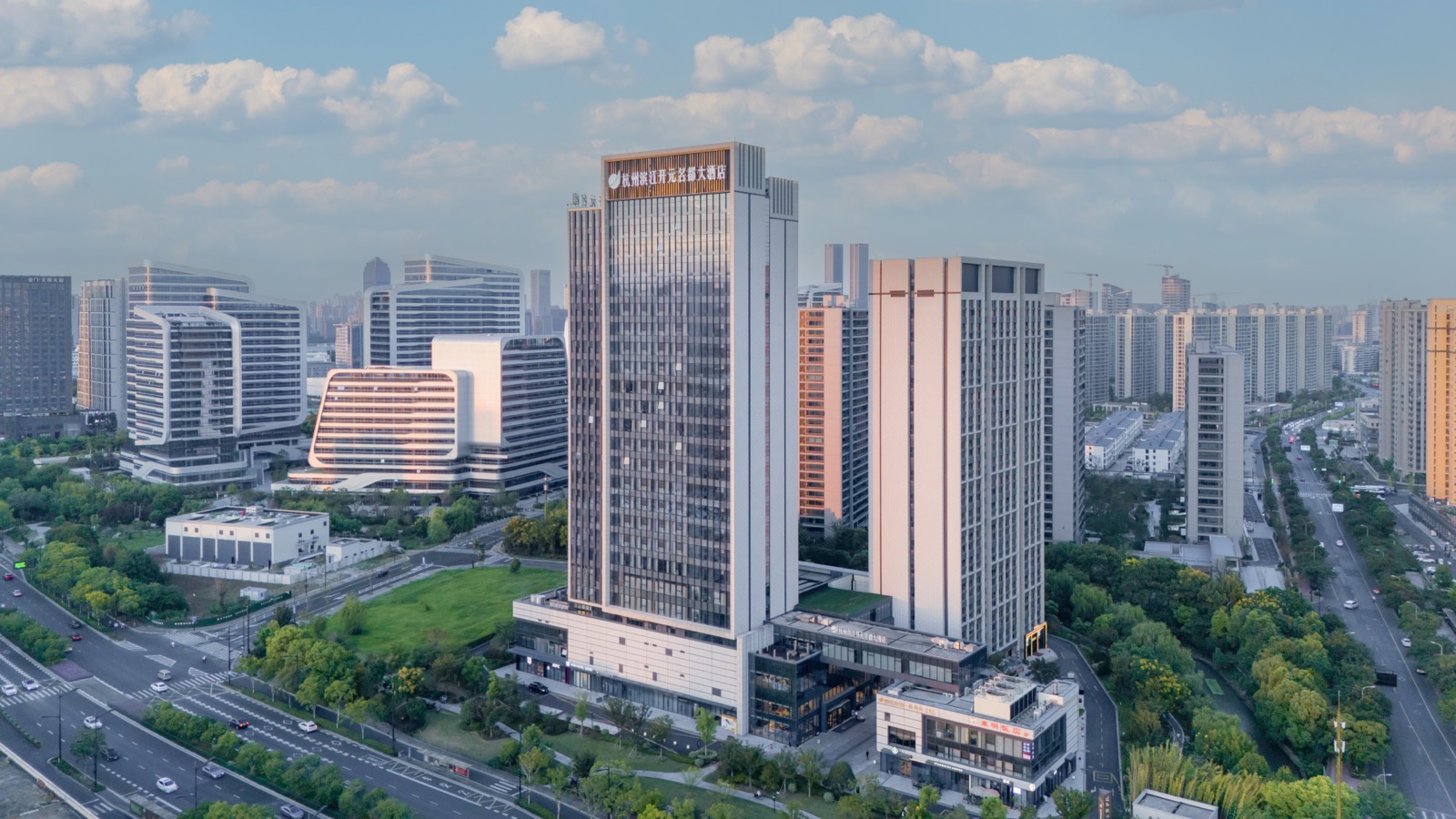 杭州滨江开元名都大酒店与滨江城市实景